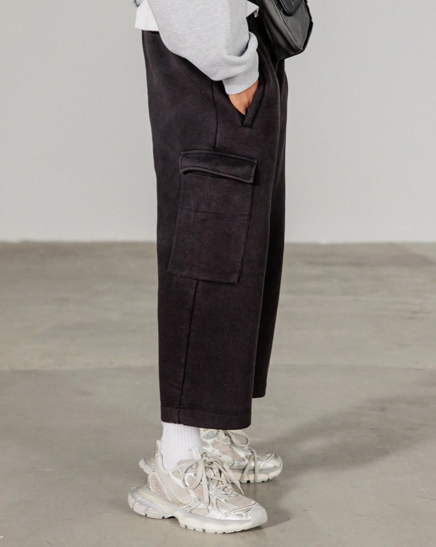 "NOIR" 3/4 LEG UTILITY SWEATPANTS - Image 3